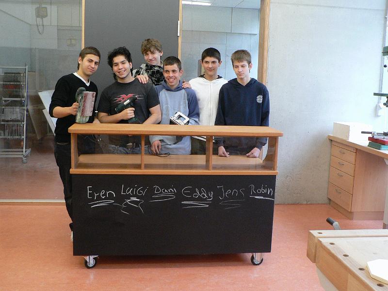 Projekt Theke70.JPG - Das Tresen-Team der Klasse 9a: Eren, Luigi, Eduard, Daniel, Jens und Robin.